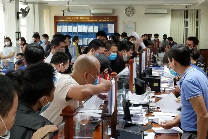 Sau một ngày triển khai tiếp nhận hồ sơ, cấp giấy xác nhận cho các phương tiện vận tải hàng hóa ra vào thành phố, Hải Phòng ra văn bản chị đạo dừng cấp phép và dừng kiểm soát xe tải tại các chốt kiểm soát tại các cửa ngõ ra vào, sau khi thấy việc cấp giấy chưa khoa học, chưa đảm bảo các quy định tại nơi cấp về phòng chống dịch covid-19. Ảnh: Giang Chinh