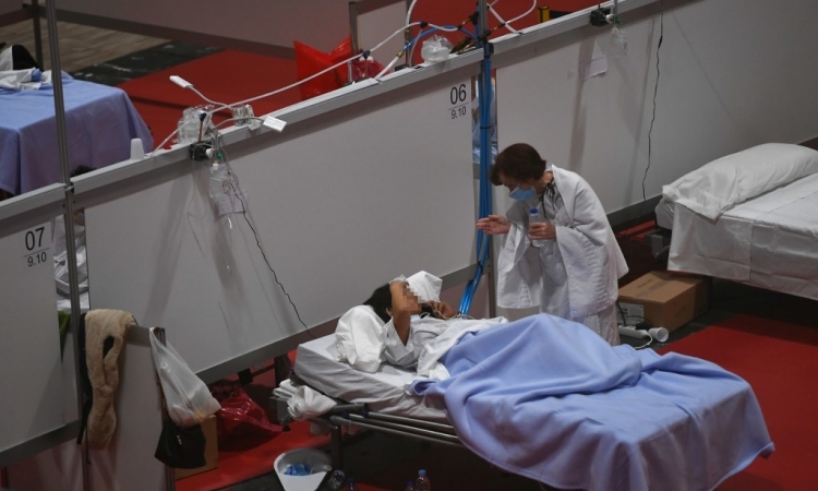 Nhân viên y tế Tây Ban Nha trò chuyện với một bệnh nhân tại bệnh viện dã chiến ở Madrid hôm 3/4. Ảnh: AFP. 