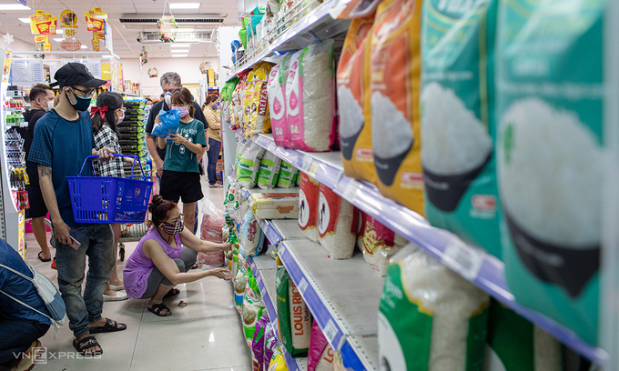Người dân chọn mua gạo tại siêu thị Coop Mart Cống Quỳnh (quận 1, TP HCM) chiều tối 31/3. Ảnh: Thành Nguyễn