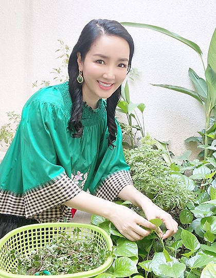 Giáng My chăm sóc vườn rau, hoa trên sân thượng