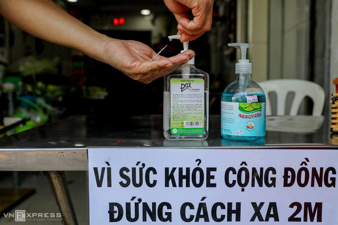Hàng quán Sài Gòn ứng phó quy định cách ly