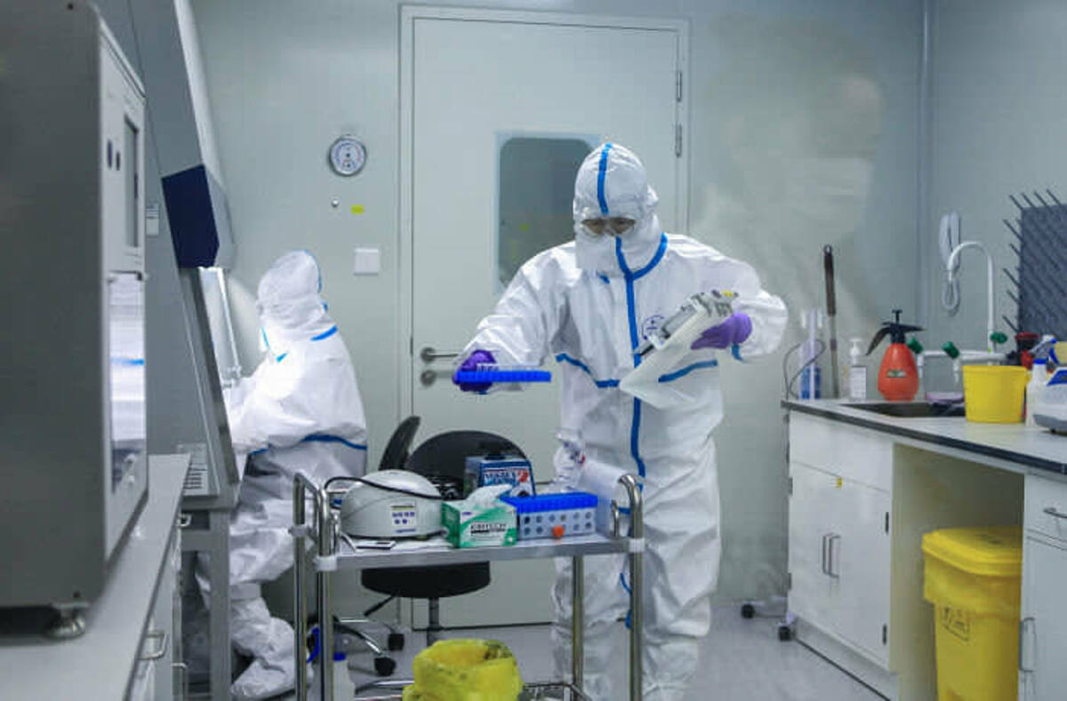 Kỹ thuật viện kiểm tra các mẫu bệnh phẩm của bệnh nhân Covid-19 tại phòng thí nghiệm thành phố Thường Châu, tỉnh Giang Tô, Trung Quốc. Ảnh: AFP
