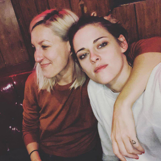 Kristen Stewart ngả đầu vào vai bạn gái trong bức ảnh đăng trên Instagram của Dylan.