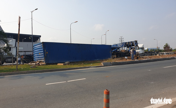 Lại lật xe container tại khúc cua cầu Phú Hữu - Ảnh 2.