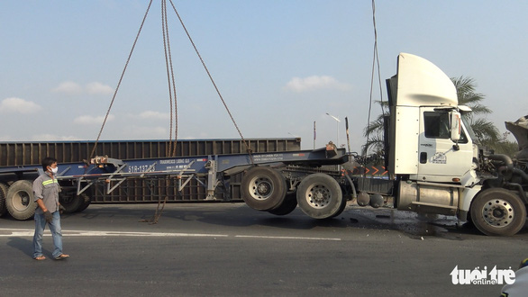 Lại lật xe container tại khúc cua cầu Phú Hữu - Ảnh 3.