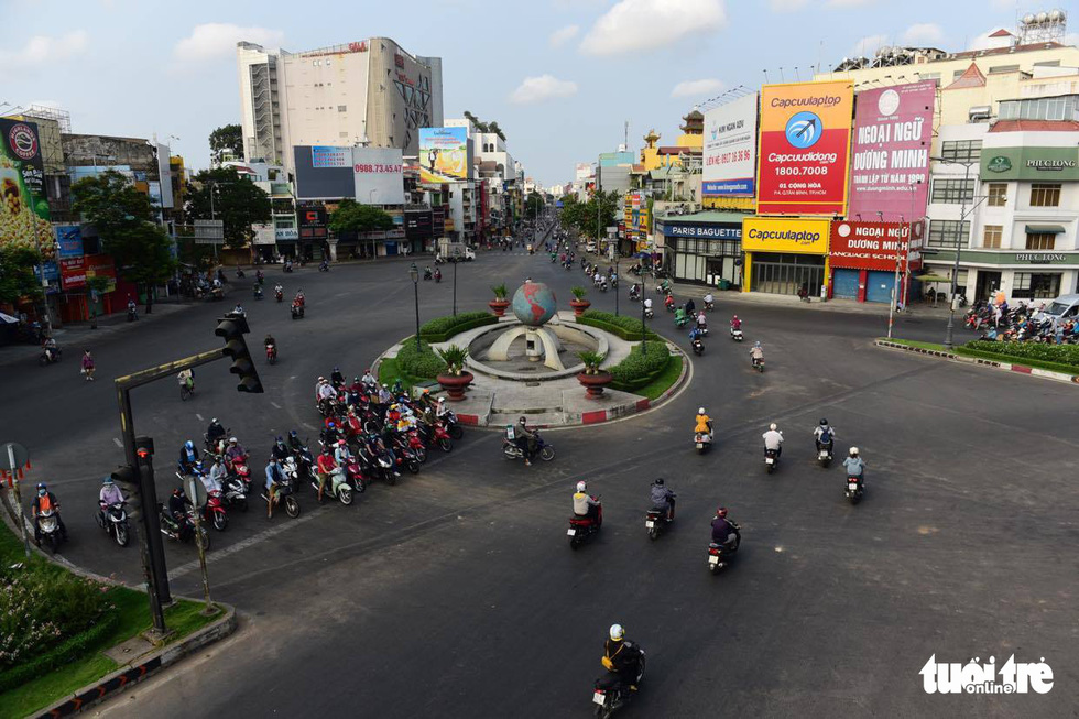Sài Gòn vắng lặng khác lạ trong ngày đầu cách ly toàn xã hội - Ảnh 9.