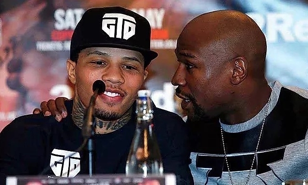 Mayweather (phải) bên cạnh võ sĩ đang tập trong lò của anh - Gervonta Davis. Ảnh: Reuters.