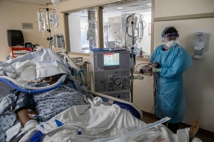 Y tá bệnh viện Brooklyn, New York, chăm sóc một bệnh nhân trong phòng hồi sức tích cực hôm 16/4. Ảnh: NY Times.