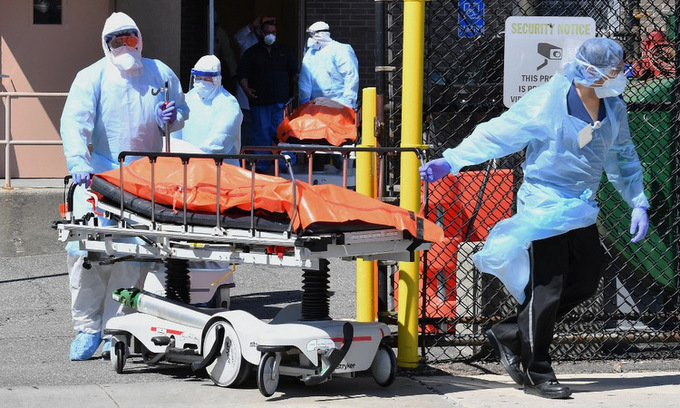 Nhân viên y tế vận chuyển thi thể một nạn nhân ở New York, Mỹ, hôm 2/4. Ảnh: AFP.