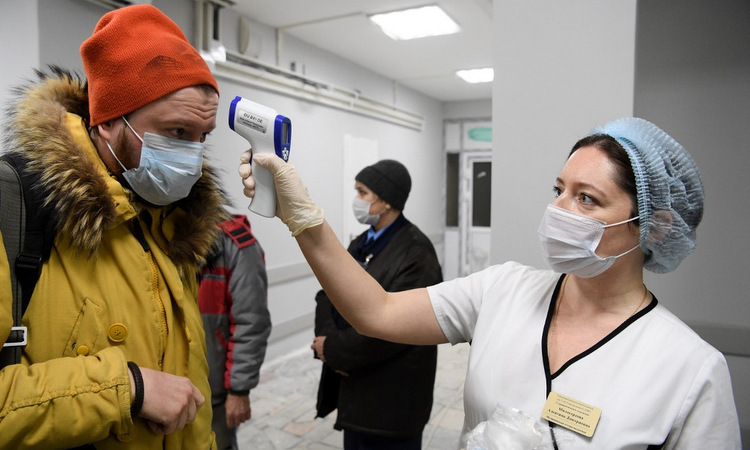 Kiểm tra thân nhiệt tại một bệnh viện ở Moskva hôm 2/4. Ảnh: AFP.