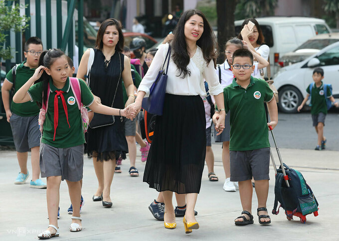 Phụ huynh đưa con đi khai giảng năm học 2019-2020. Ảnh: Ngọc Thành.