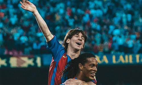 Ronaldinho kiến tạo cho Messi
