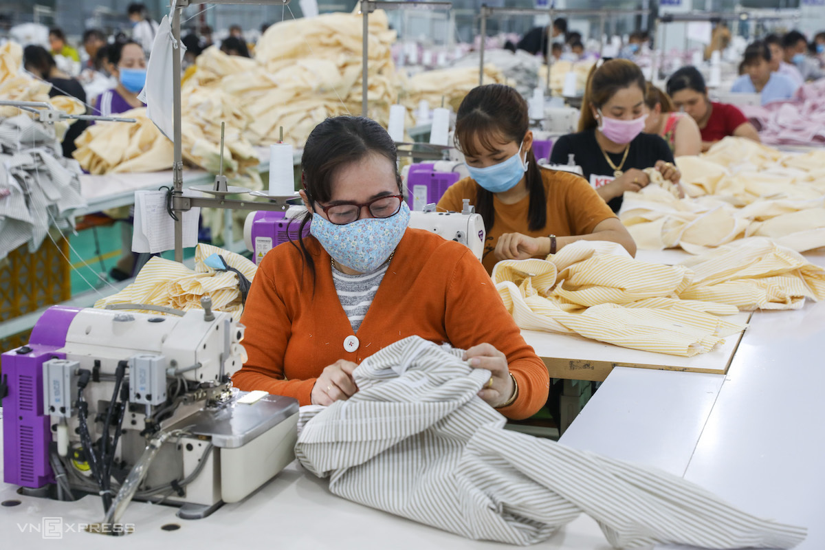 Công nhân làm việc trong một công ty may mặc ở KCN Tân Đô, Long An. Ảnh: Quỳnh Trần