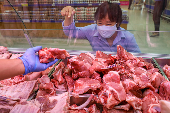 Khách hàng mua thịt heo tại Co.opmart quận 9. Ảnh: Quỳnh Trần.
