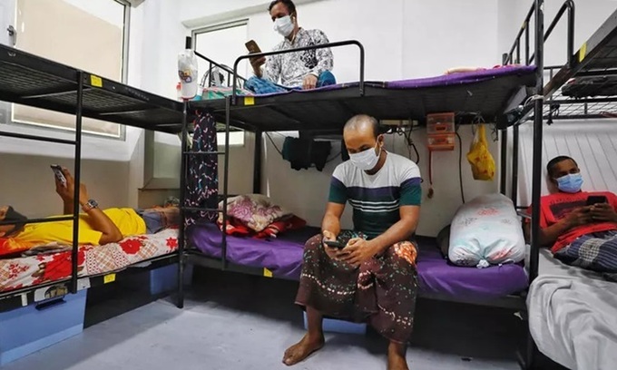 Một phòng cách ly Covid-19 dành cho lao động nhập cư tại Westlite Toh Guan, Singapore hôm 7/4. Ảnh: Reuters.