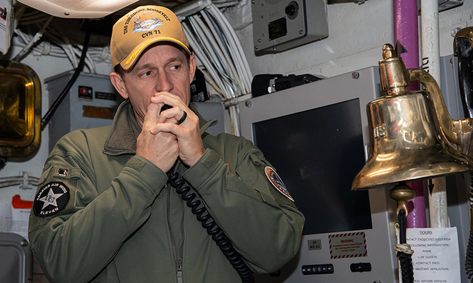 Đại tá Brett Crozier truyền lệnh cho các thủy thủ đoàn trên tàu sân bay USS Theodore Roosevelt hồi tháng một. Ảnh: Reuters.