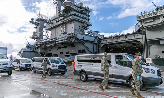 Tàu sân bay USS Theodore Roosevelt neo tại cảng Guam đầu tháng này. Ảnh: Hải quân Mỹ.
