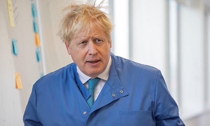 Thủ tướng Anh Boris Johnson thăm một phòng thí nghiệm ở phía bắc London hôm 6/3. Ảnh: AFP.