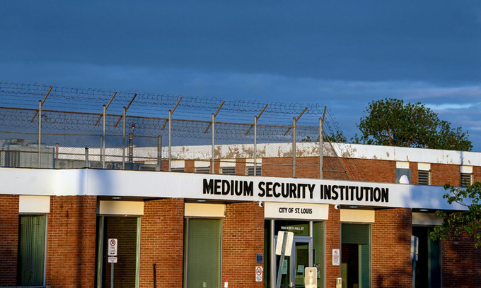 Nhà tù Medium Security Institution, nơi tạm giam Anthony Cromwell Sr., ở thành phố St. Louis, bang Missouri. Ảnh: NYTimes.