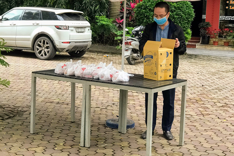 Anh Nguyễn Phan Huy Khôi hàng ngày đến những điểm phát quà miễn phí để tiếp sức bằng những túi thực phẩm mới. Ảnh: Hải Hiền.