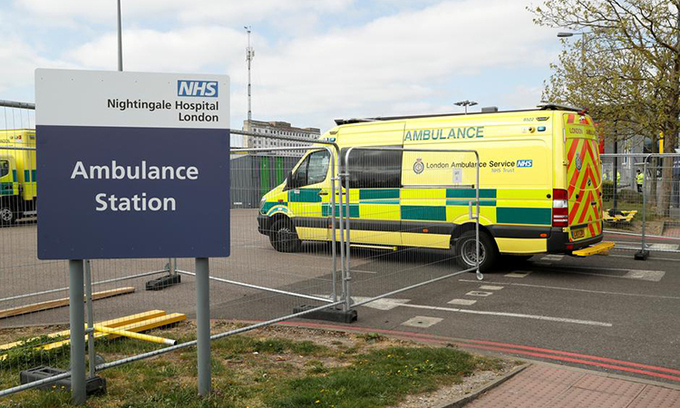 Xe cứu thương đến bệnh viện NHS Nightingale London ở London, Anh, hôm 14/4. Ảnh: Reuters.