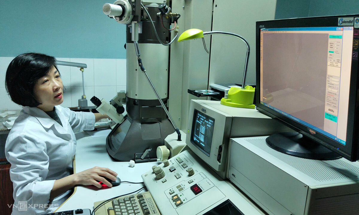 Nhà nghiên cứu xem hình ảnh phân lập nCoV từ bệnh nhân ở Vũ Hán về tại Viện Vệ sinh dịch tễ Trung ương. Ảnh: Chi Lê
