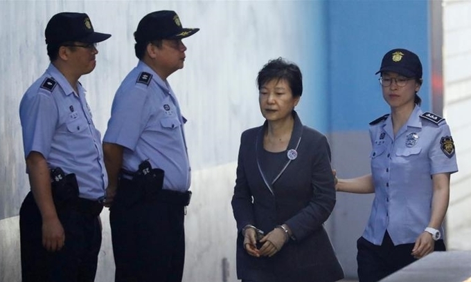Park Geun-hye (bị còng tay) hầu tòa tại Seoul tháng 5/2017. Ảnh: Reuters.