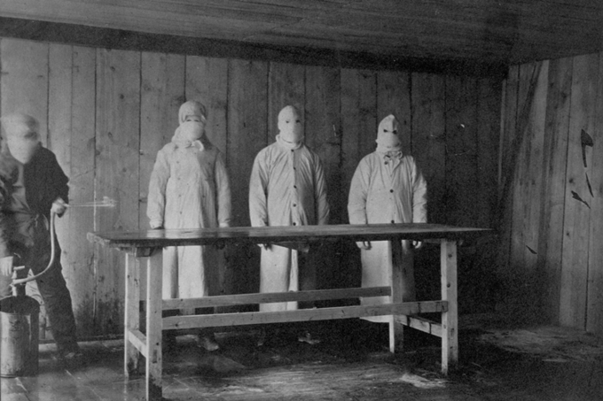 Nhân viên y tế khử trùng bàn khám nghiệm tử thi tại bệnh viện dịch hạch ở Trung Quốc năm 1910. Ảnh: 