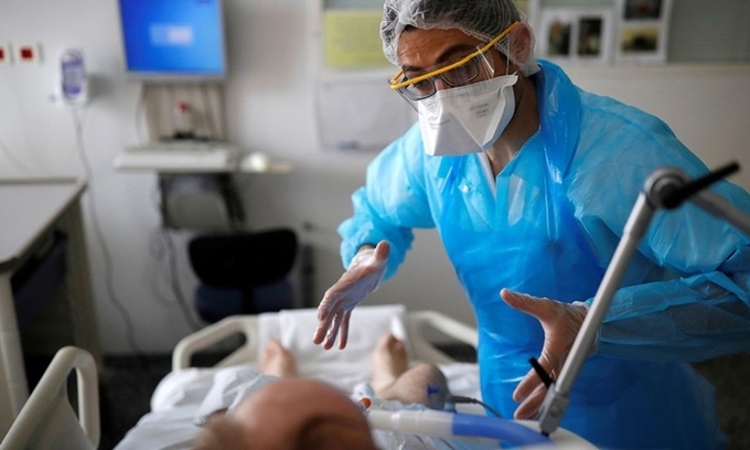 Nhân viên y tế chăm sóc bệnh nhận Covid-19 ở Vannes, Pháp ngày 6/5. Ảnh: Reuters.