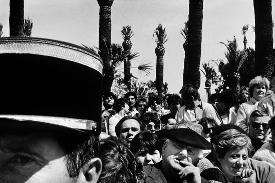 Khán giả chen chúc bên ngoài rạp chiếu tại Cannes năm 1985. Ảnh: Magnum Photos.