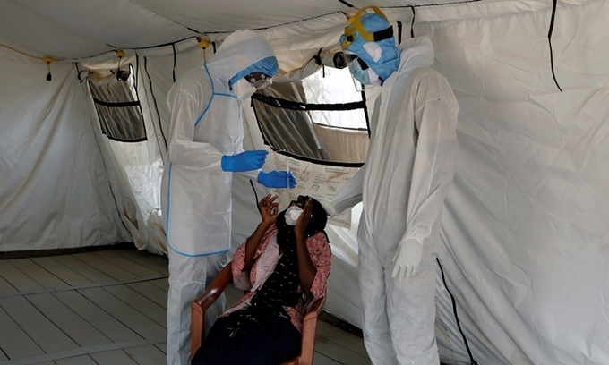 Bác sĩ quân y lấy mẫu xét nghiệm của bệnh nhân ở quốc gia Tây Phi Senegal ngày 1/5. Ảnh: Reuters.