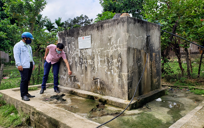 Bể chứa nước tự chảy thôn Lao Đu chảy nhỏ giọt. Ảnh: Đắc Thành.