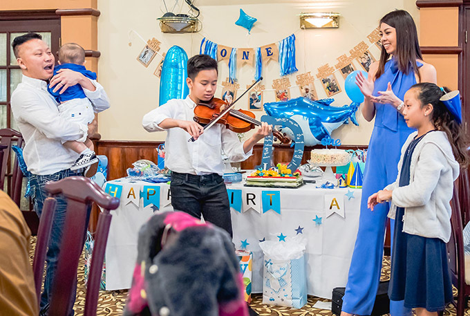 Con trai riêng của chồng biểu diễn đàn violon trong ngày sinh nhật em út, hôm 1/3.