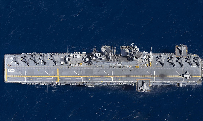 13 tiêm kích F-35B của phi đoàn tiêm kích tấn công số 22 của thủy quân lục chiến Mỹ trên boong tàu USS America tại phía đông Thái Bình Dương, tháng 10/2019. Ảnh: US Navy.