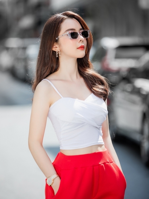 Người đẹp phối cùng các phụ kiện như kính mát, hoa tai hay đồng hồ, tạo điểm nhấn cho bộ trang phục.