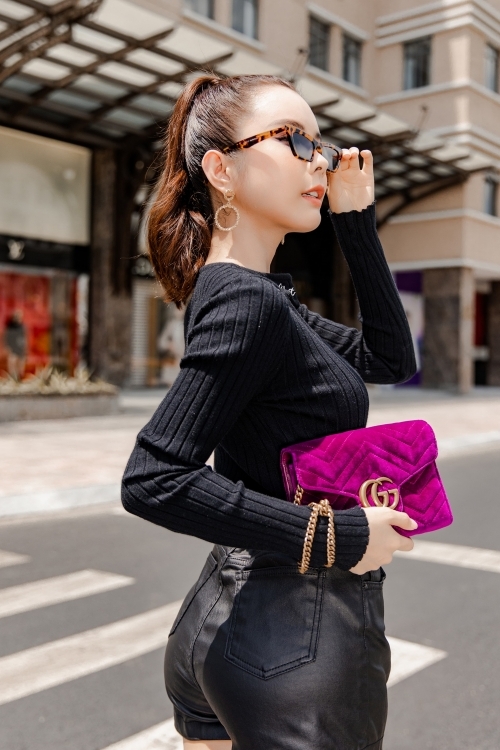 Mỹ nhân quê Đồng Tháp chọn túi Gucci gam màu nổi, tăng thêm phần cuốn hút cho ngoại hình.