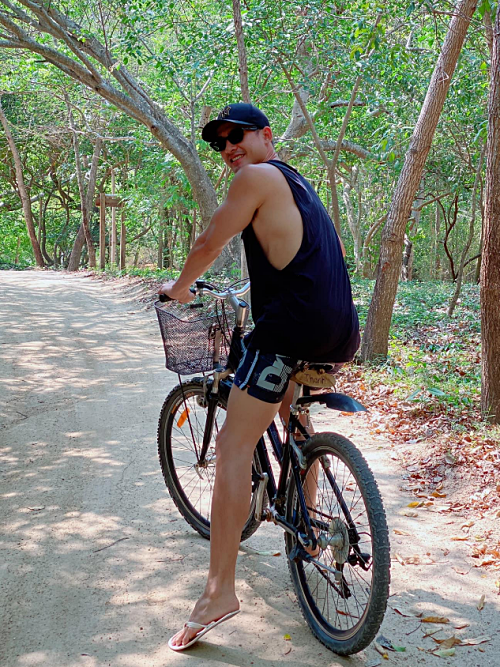Thuý Diễm theo chân chồng, đạp xe trong khuôn viên khu nghỉ dưỡng.