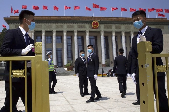 Nhân viên an ninh bảo vệ Đại lễ đường Nhân dân Trung Quốc trong kỳ họp quốc hội khai mạc cuối tuần trước. Ảnh: AP
