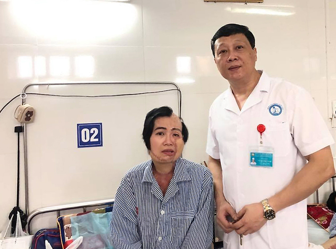 Cô Huyền được PGS- TS Vũ Quang Vinh điều trị tại bệnh viện Bỏng Quốc gia năm 2019. Ảnh: Nhân vật cung cấp.