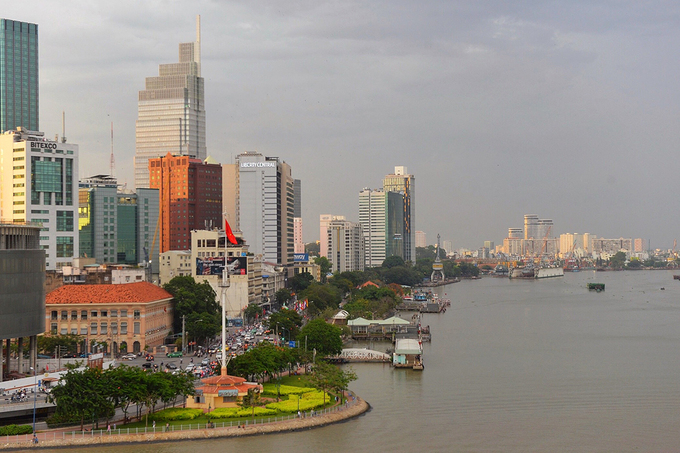 Trung tâm TP HCM có khá nhiều công viên. Trong ảnh là Công viên Cảng Bạch Đằng nằm bên bờ Tây sông Sài Gòn - nơi hiếm hoi không bị lấn chiếm. Ảnh: Nhung Nguyễn.