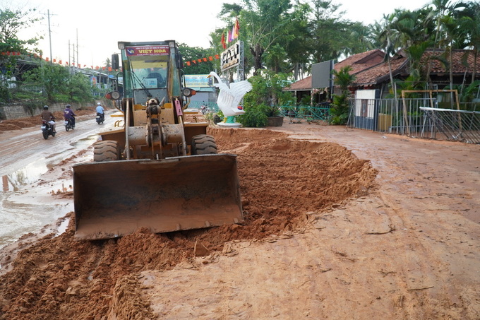 Đến sáng nay, xe ủi đã dọn số cát dưới lòng đường để thông tuyến trở lại. Ảnh: Việt Quốc.