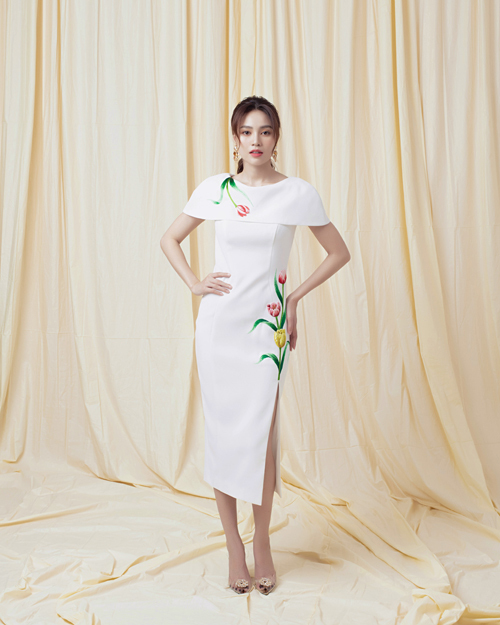Váy trắng đi tiệc mùa hè của nhà mốt Việt được tạo điểm nhấn khác biệt bằng họa tiết hoa thêu bắt mắt. 