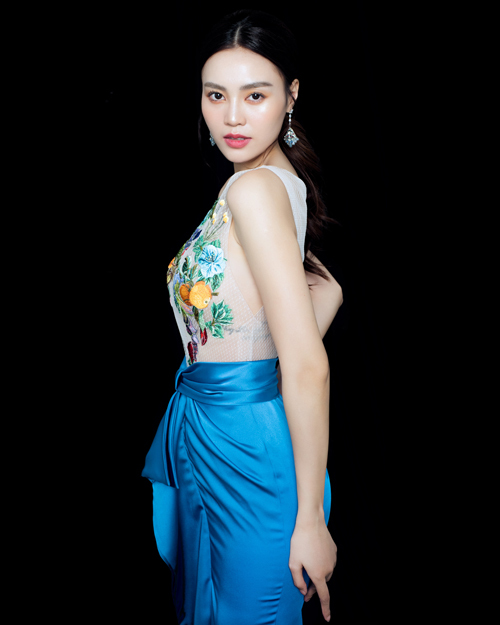 Bộ ảnh được thực hiện với sự hỗ trợ của nhiếp ảnh Trí Nghĩa, stylist Kye Nguyễn, trang điểm Quí Đoàn trang trí đạo cụ Lý Bình Sơn.