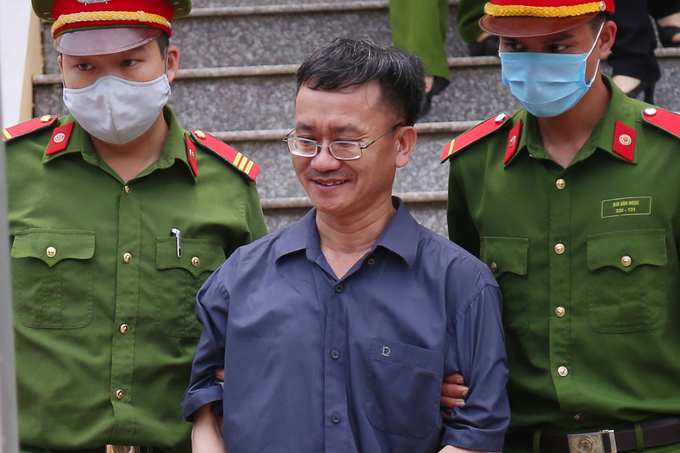 Bị cáo Nguyễn Quang Vinh bị dẫn giải rời toà. Ảnh: Phạm Dự.