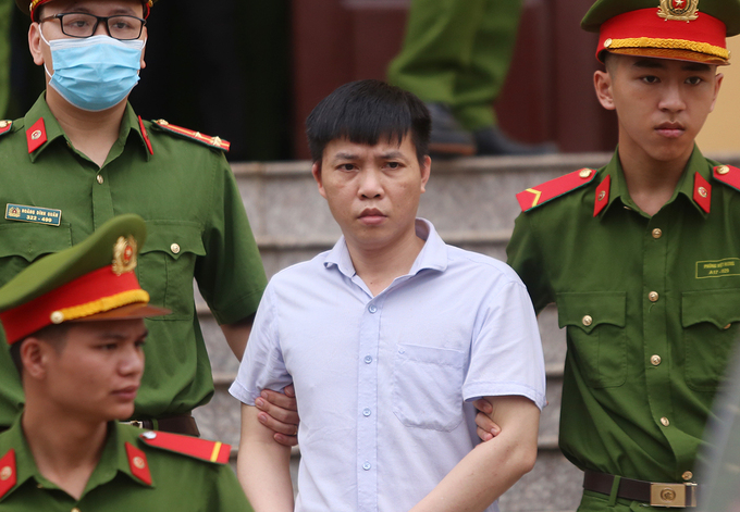 Bị cáo Đỗ Mạnh Tuấn rời phòng xét xử sau phiên làm việc sáng 14/5. Ảnh: Phạm Dự.