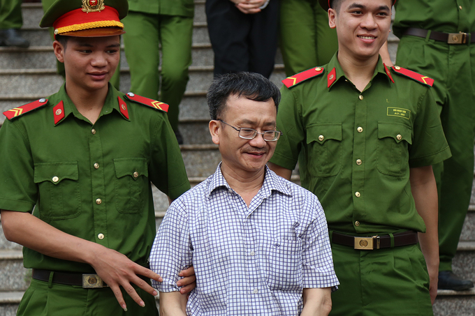Bị cáo Nguyễn Quang Vinh rời toà chiều 15/5. Ảnh: Phạm Dự.