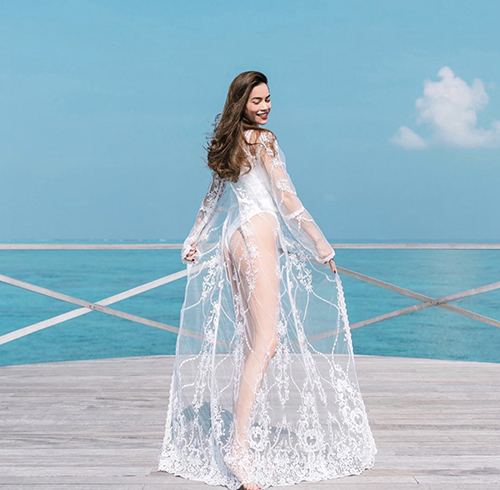 Sơ mi phom rộng, áo choàng vải ren được Hồ Ngọc Hà sử dụng một cách ăn ý cùng các mẫu bikini liền thân, áo tắm và quần bơi lưng cao.