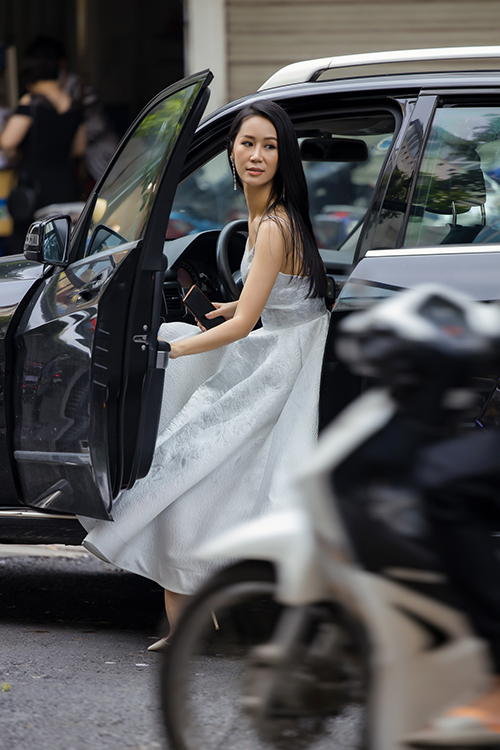 Hoa hậu Dương Thùy Linh tự lái xế hộp đến sự kiện khai trương một cơ sở thời trang. Đây là sự kiện tái xuất của ‘gái một con’ sau hai tháng giãn cách xã hội do ảnh hưởng của dịch Covid-19
