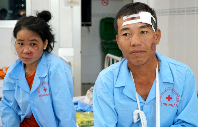 Ông Phú và vợ đang được điều trị tại Khoa cấp cứu Bệnh viện đa khoa Trảng Bom. Ảnh: Đăng Khoa.