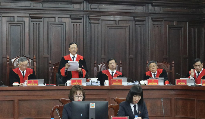 Phó Chánh án TAND Tối cao Nguyễn Trí Tuệ công bố quyết định giám đốc thẩm, ngày 8/5. Ảnh: TTXVN.